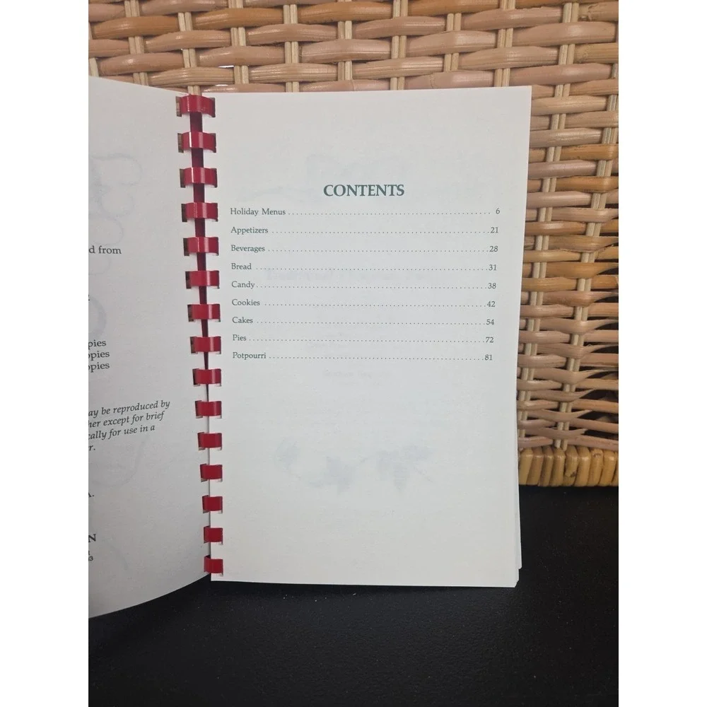 Holiday Favorites: Traditional Family Recipes by Dot Gibson (1993, Spiral Bound)